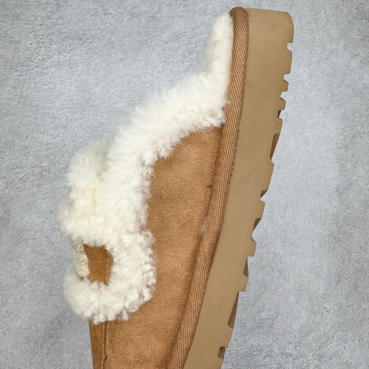 Pick up locally 💰 440 UGG slippers 1206 letter embroidered classic short-tube autumn and winter sheep fur all-in-one snow boots All shoes are made from the same factory as ZP Longfeng A-grade Australian imported sheep fur all-in-one Brand OEM production line Fully follow the ZP process flow OEM original pattern maker Adhere to no original shoes and no development selection Pay attention to every detail The most authentic version on the market TREADLITE "Light Wing" technology outsole Lightweight/durable/flexible/pile size: 35 36 37 38 39 40 Coding: by2936070